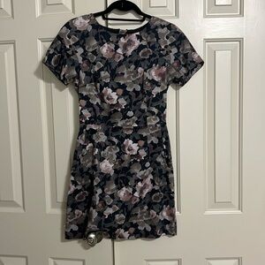 Adorable floral dress for all 4 seasons. Wore once to a tea party.